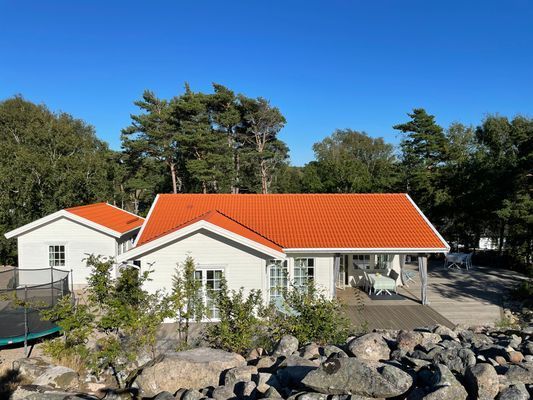 Havsnära sommarhus med stor altan och gäststuga - Bild 22