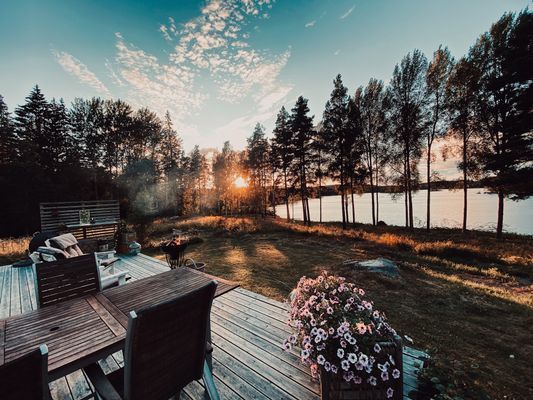 Idylliska stuga vid en sjö mitt i skogen