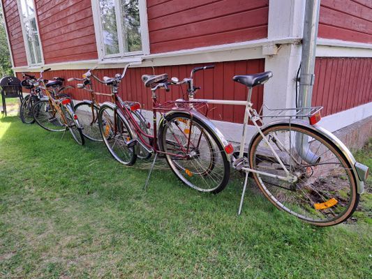 Tre standard cyklar går att boka och hyra. Det finns fina grusvägar att cykla på.