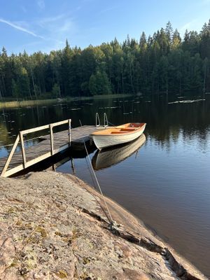 Röd stuga i Småland m egen brygga och roddbåt - Bild 13