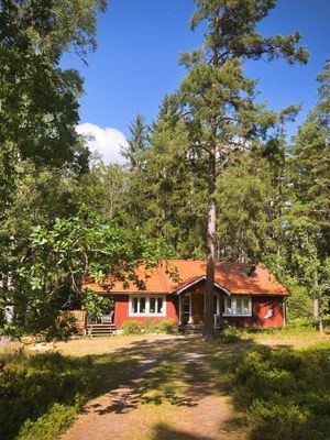 Hus mitt i skogen vid havsviken Syrsan