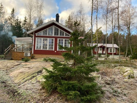 Stuga på skogstomt vid havet - Väddö - Bild 6