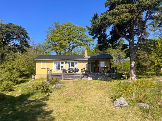 Hyr denna stuga i Vaxholm på 95 m². 9-10 sängplatser. 9 900 - 14 900 kr per vecka. Se bilder och tillgänglighet här.