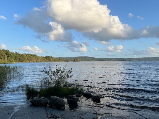 Mysig stuga med sjöutsikt, gästhus och stor altan - Bild 27