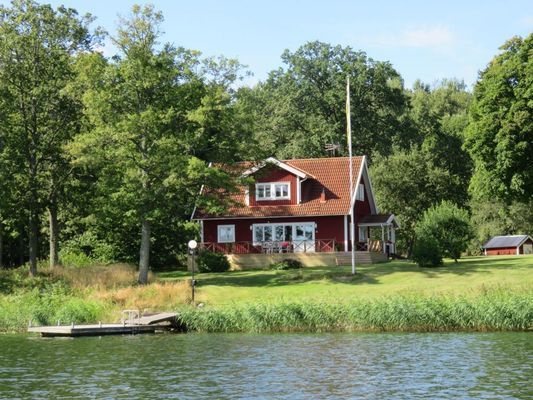 Hus med egen brygga vid Östersjön