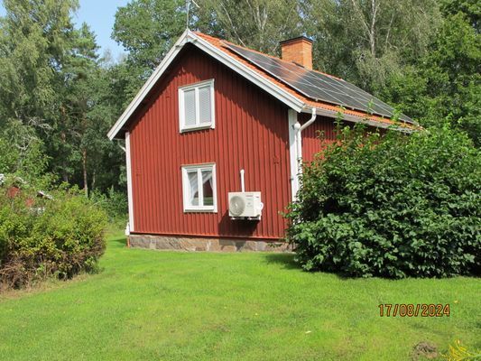 Hyr denna stuga i Vimmerby på 92 m². 6-7 sängplatser. 2 800 - 4 200 kr per vecka. Se bilder och tillgänglighet här.