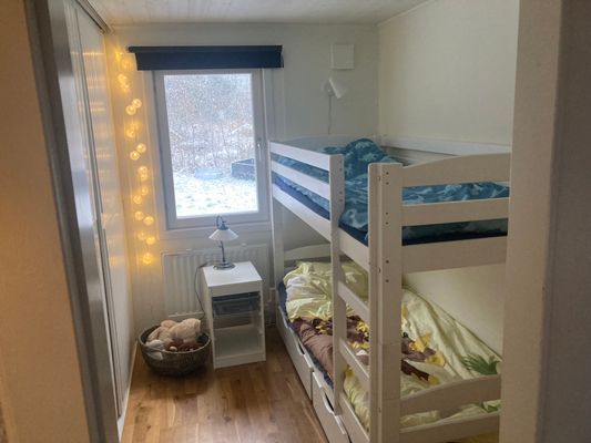 Hyr denna stuga i  på 65 m². 4 sängplatser. Från 6 000 kr per vecka. Se bilder och tillgänglighet här.