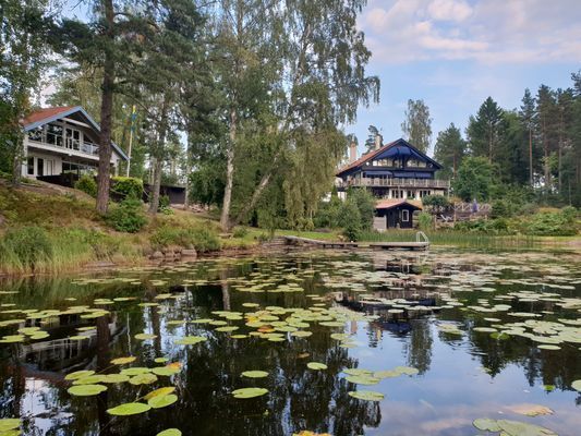 Mysig stor Villa med egen brygga vid sjö och natur - Bild 28