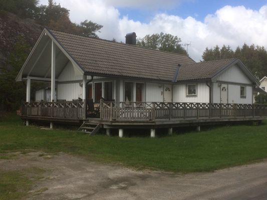 Hyr denna stuga i  på 75 m². 4-8 sängplatser. 4 900 - 11 900 kr per vecka. Se bilder och tillgänglighet här.