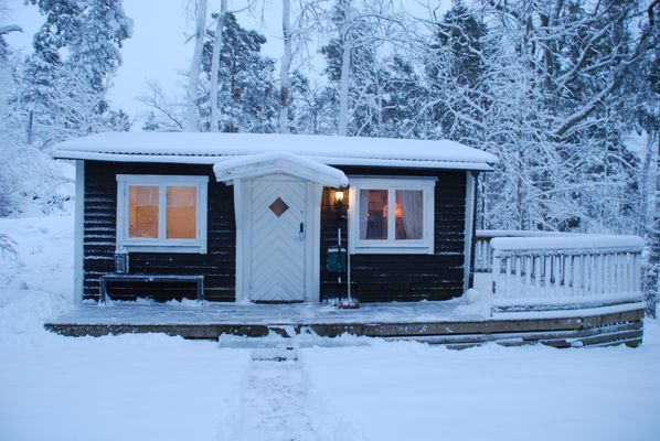 Mysig sjönära stuga intill naturreservat