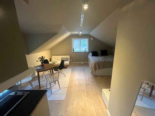 Hyr denna stuga i Trosa på 34 m². 4-6 sängplatser. 5 000 - 7 000 kr per vecka. Se bilder och tillgänglighet här.