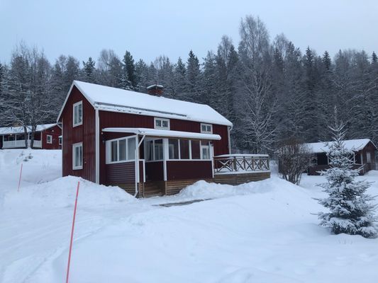 Hyr denna stuga i Hassela på 90 m². 6 sängplatser. 5 500 - 6 900 kr per vecka. Se bilder och tillgänglighet här.