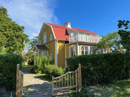 Villa med separat gårdshus