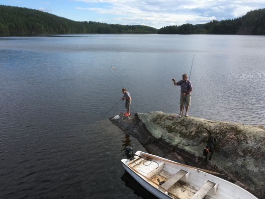 Fiskelycka på en liten ö i den närliggande sjön.