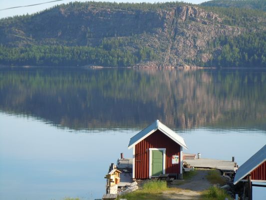 Hyr denna stuga i Mjällomslandet på 20 m². 5 sängplatser. Från 4 500 kr per vecka. Se bilder och tillgänglighet här.