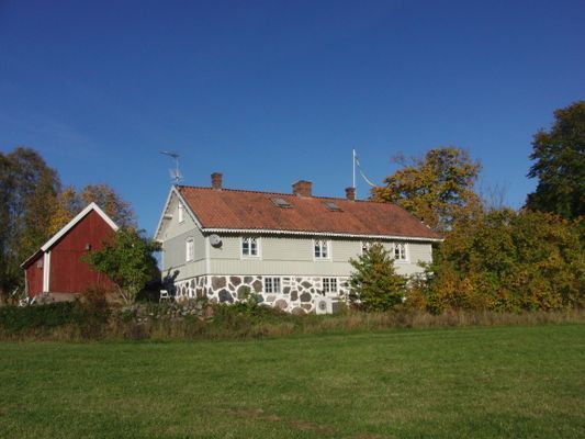 Baksidan av huset. till vänster ligger uteplatsen.