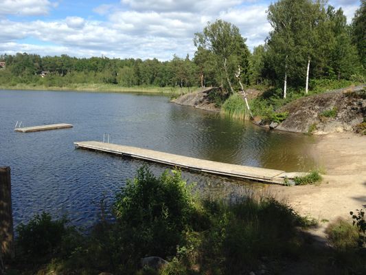 Badbrygga och sandstrand för morgondoppet ca 300 m från stugan