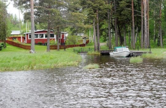 Husen ligger precis vid vattnet med egen brygga