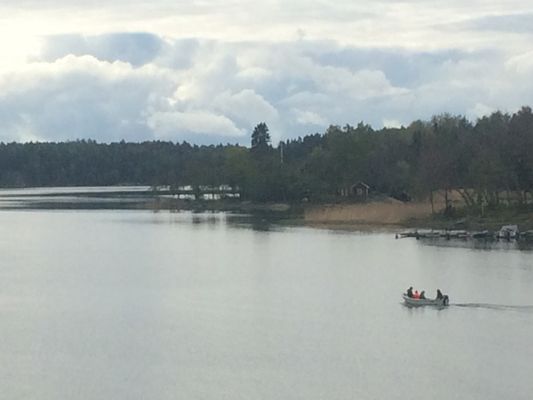 På väg ut i skärgården med båten