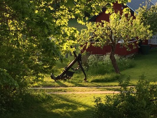 Stugans veranda ligger i söderläge