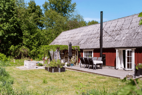 Sjönära 1800-tals hus i skogsmiljö