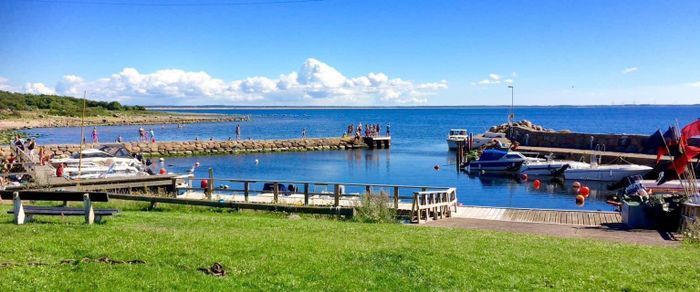 Mysigt korsvirkeshus nära havet