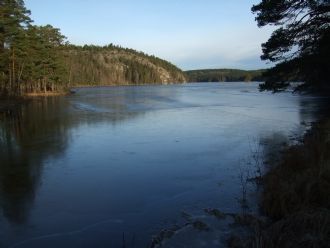 Stuga i naturreservat intill kanotled och badsjö - Bild 7