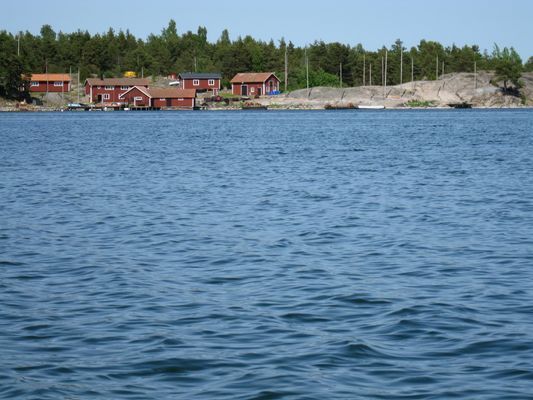 Stuga i tjust skärgård på ö med yrkesfiske