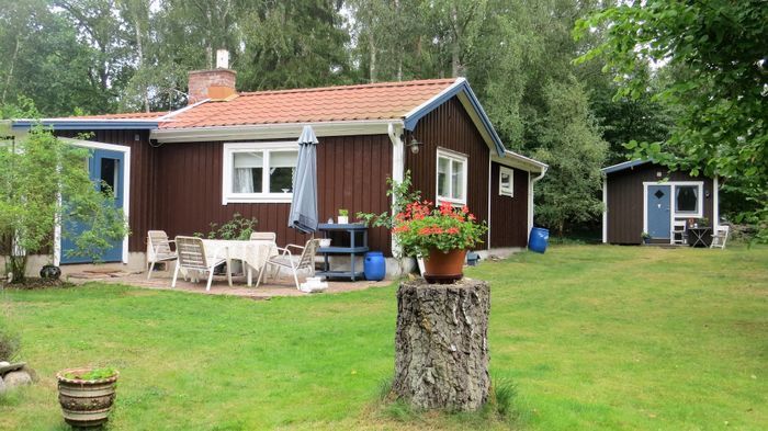 Hyr denna stuga i Färjestaden på 75 m². 8 sängplatser. 9 500 - 14 900 kr per vecka. Se bilder och tillgänglighet här.