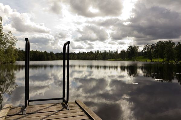 200 m. från stugan  är BRYGGA och båt gratis fiske. Beskvarnsgård 1 Näshult, Vetlanda kommun, Småland, Sverige