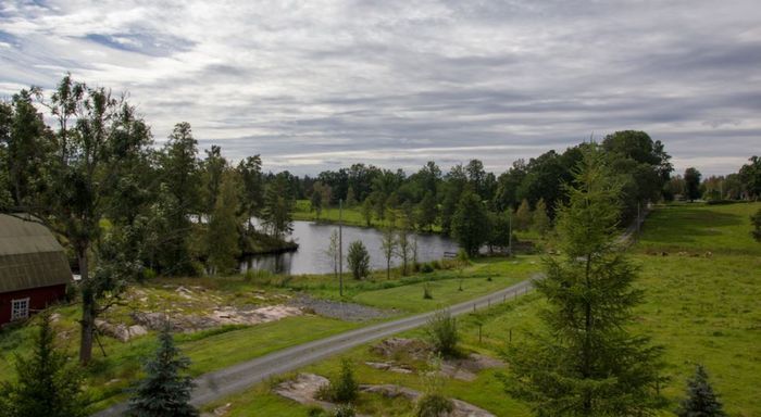 200 m. från stugan roddbåt och liten sjö. Beskvarns kvarndamm.