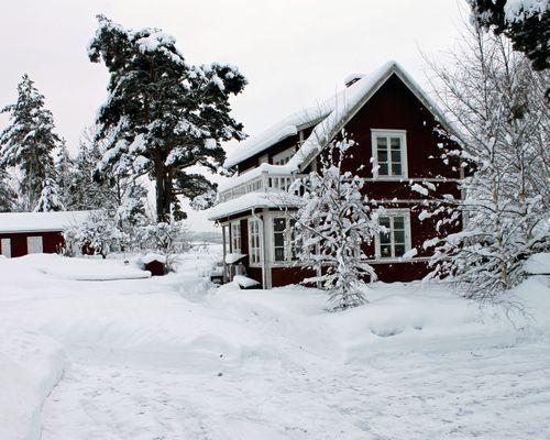 Hyr denna stuga i Djurmo på 80 m². 4-6 sängplatser. Från 6 000 kr per vecka. Se bilder och tillgänglighet här.