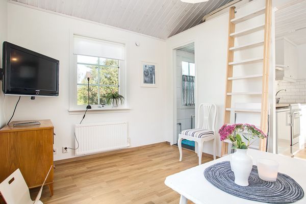 Hyr denna stuga i Olofsbo på 20 m². 2-6 sängplatser. 4 400 - 6 160 kr per vecka. Se bilder och tillgänglighet här.