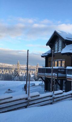 Huset, vintervy. Lgh på plan 2 (med balkong) och vån 3 med masterbedrom.