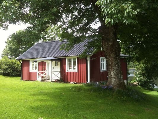 Stuga vid Fegensjöns strand