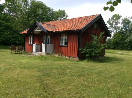 Hyr denna stuga i  på 50 m². 4 sängplatser. Från 5 500 kr per vecka. Se bilder och tillgänglighet här.