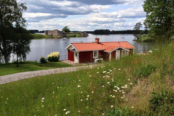 Stuga i naturskönt drömläge på Helgasjöns strand