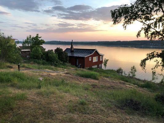 Dalarö sjötomt: stuga m. terrass i väst