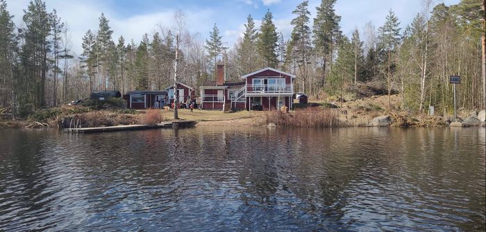 Hyr denna stuga i Småland på 80 m². 6-10 sängplatser. 12 000 - 14 000 kr per vecka. Se bilder och tillgänglighet här.