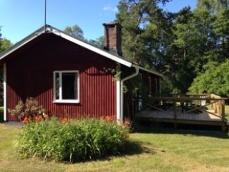 Hyr denna stuga i  på 60 m². 4-6 sängplatser. 4 800 - 7 200 kr per vecka. Se bilder och tillgänglighet här.