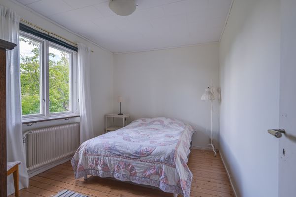 Hyr denna stuga i  på 80 m². 7 sängplatser. Från 6 500 kr per vecka. Se bilder och tillgänglighet här.