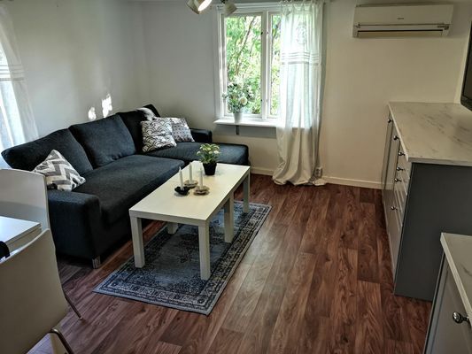 Hyr denna stuga i Öland på 60 m². 6-7 sängplatser. 4 500 - 9 700 kr per vecka. Se bilder och tillgänglighet här.