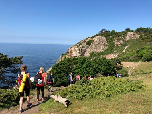 Yogavandring på Kullaberg med Tin som instruktör