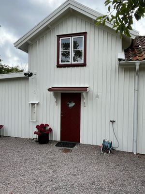 Hus vid havet med utomhuspool i Fiskebäckskil