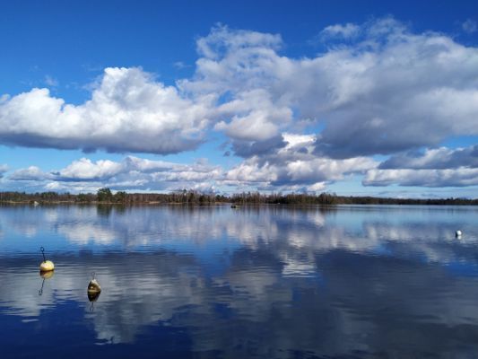 Hyr denna stuga i  på 60 m². 4 sängplatser. Från 7 500 kr per vecka. Se bilder och tillgänglighet här.