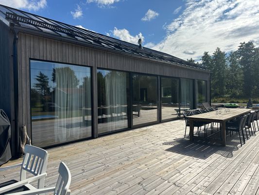 Nybyggt hus vid fiskesjö - Bild 1