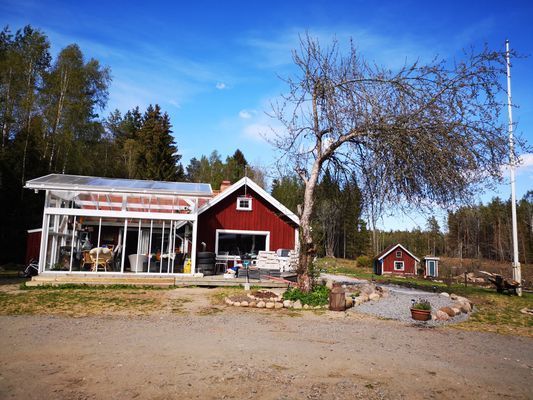 Hyr denna stuga i Skara på 180 m². 12-14 sängplatser. Pris ej tillgängligt. Se bilder och tillgänglighet här.