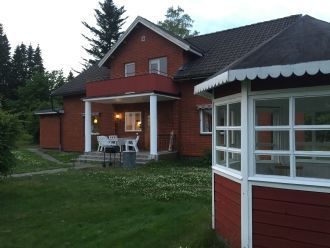 Hyr denna stuga i  på 160 m². 6-8 sängplatser. 5 000 - 8 000 kr per vecka. Se bilder och tillgänglighet här.