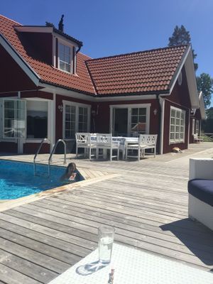 Härligt boende med pool i Stavsnäs