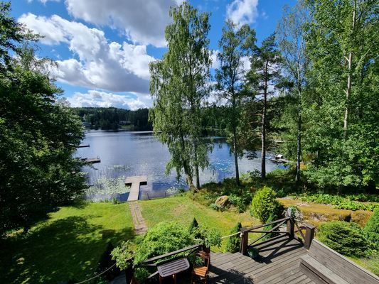 Mysig stor Villa med egen brygga vid sjö och natur